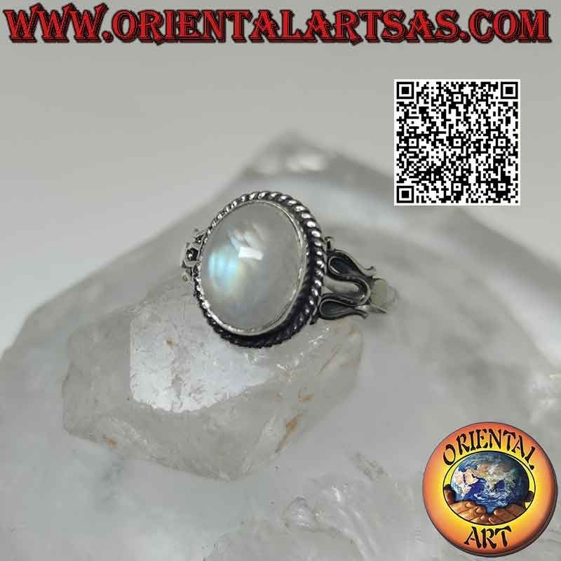 Anillo de plata con cabujón de piedra luna arcoíris ovalado rodeado de entretejido y serpentina a los lados