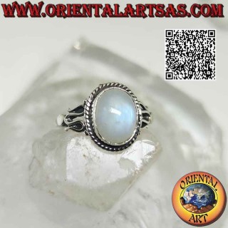Anello in argento con pietra di luna arcobaleno ovale cabochon contornata da intreccio e serpentina sui lati