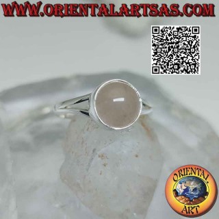 Anello in argento con quarzo rosa tondo cabochon su montatura liscia agganciata a due
