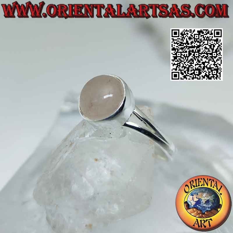Anillo de plata con cabujón redondo de cuarzo rosa sobre marco liso unido a dos