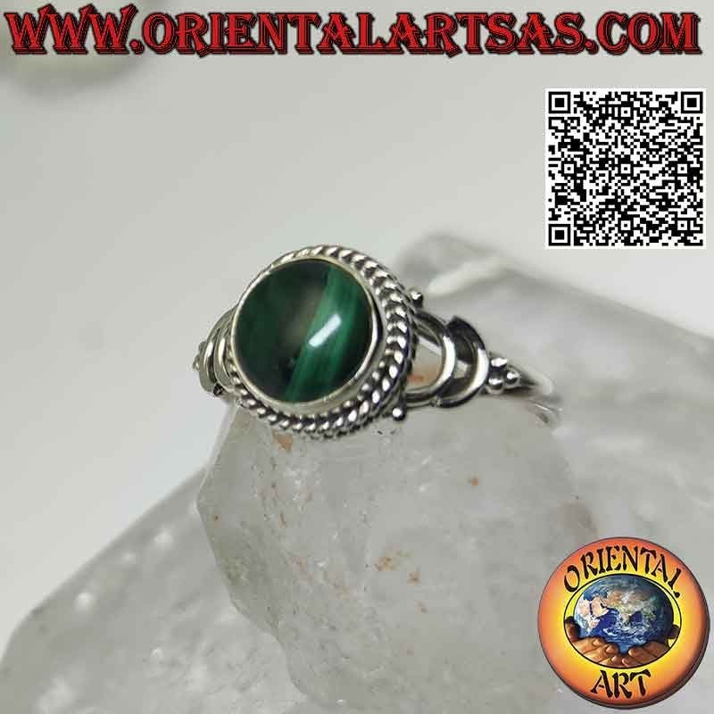 Anello in argento con malachite tonda cabochon contornata da intreccio e aggancio a doppia U