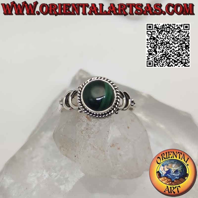 Silberring mit rundem Malachit-Cabochon, umgeben von Flechtwerk und Doppel-U-Haken