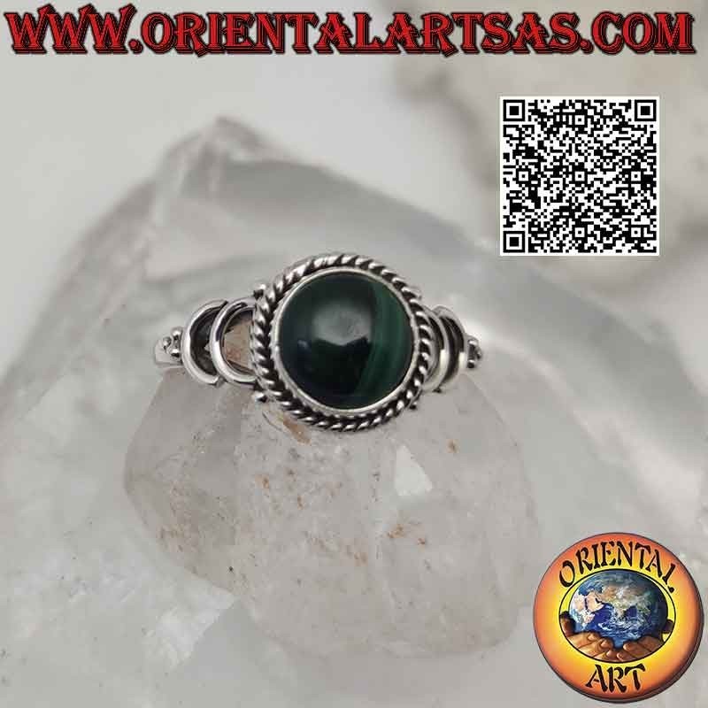 Anillo de plata con cabujón redondo de malaquita rodeado de entrelazado y doble gancho en U