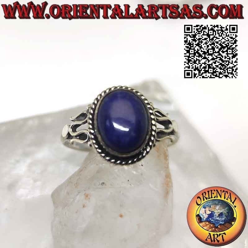 Anillo de plata con cabujón ovalado de lapislázuli rodeado de entrecruzamiento y serpentina a los lados