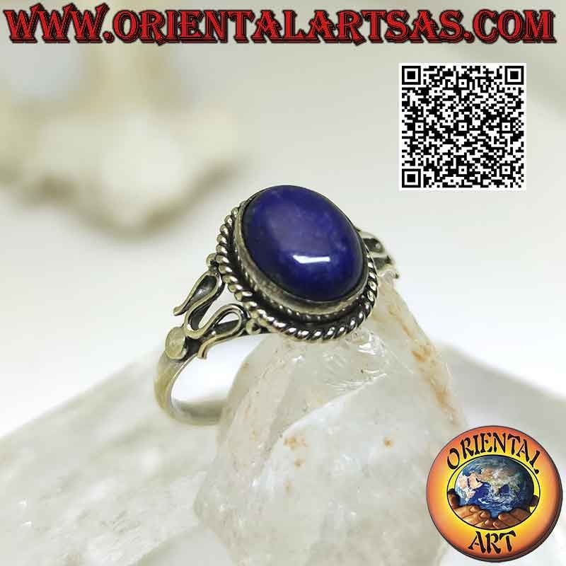 Bague en argent avec cabochon ovale lapis lazuli entouré d'entrelacs et de serpentine sur les côtés