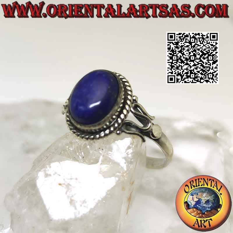 Silberring mit ovalem Cabochon-Lapislazuli, umgeben von Verflechtungen und Serpentin an den Seiten