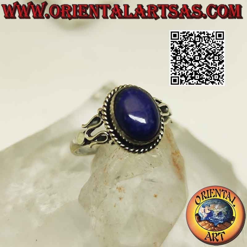 Bague en argent avec cabochon ovale lapis lazuli entouré d'entrelacs et de serpentine sur les côtés