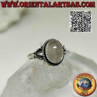 Bague en argent avec cabochon ovale en quartz rose entouré d'entrelacs et de serpentine sur les côtés