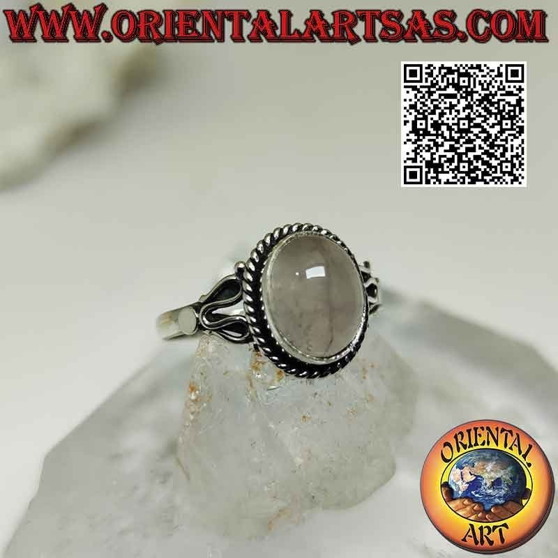 Anello in argento con quarzo rosa ovale cabochon contornata da intreccio e serpentina sui lati