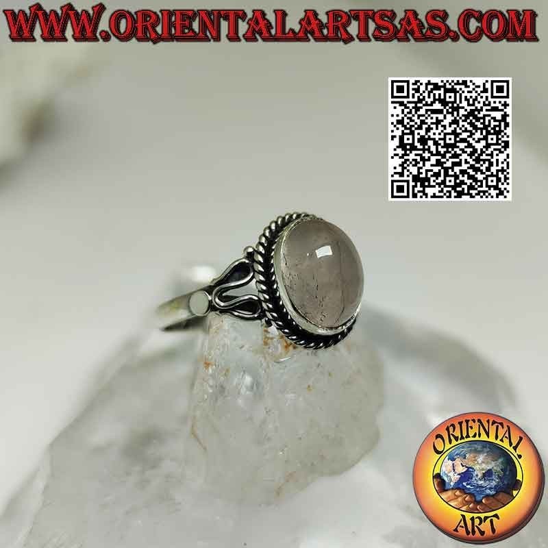 Anello in argento con quarzo rosa ovale cabochon contornata da intreccio e serpentina sui lati