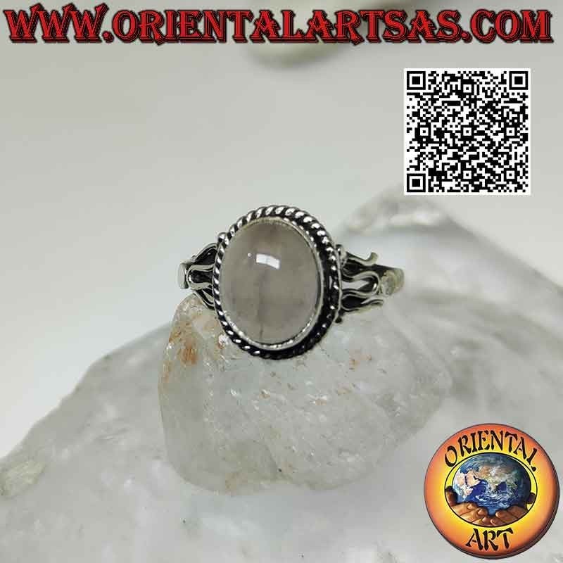 Bague en argent avec cabochon ovale en quartz rose entouré d'entrelacs et de serpentine sur les côtés