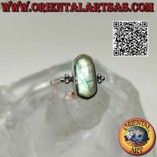 Anillo de plata con labradorita hexagonal alargada en engaste liso con trío de bolas en los laterales