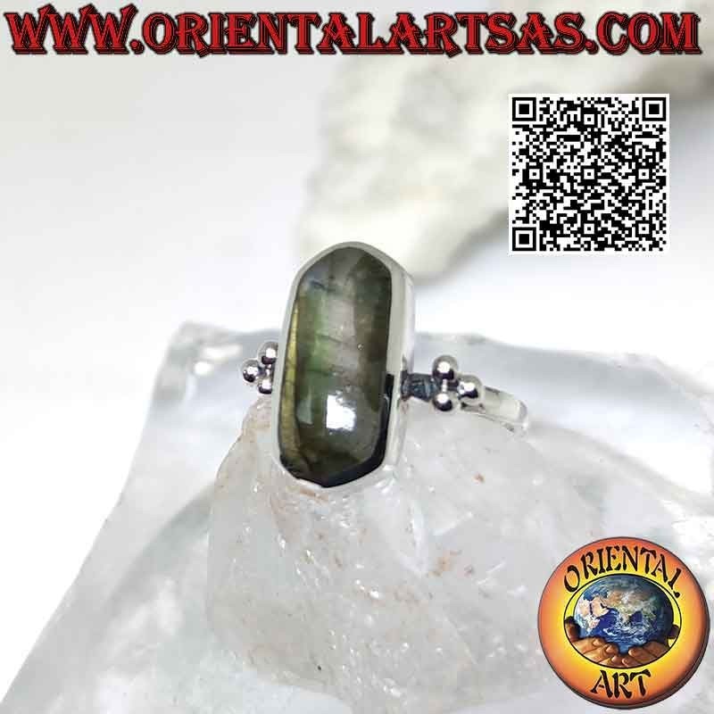 Anillo de plata con labradorita hexagonal alargada en engaste liso con trío de bolas en los laterales