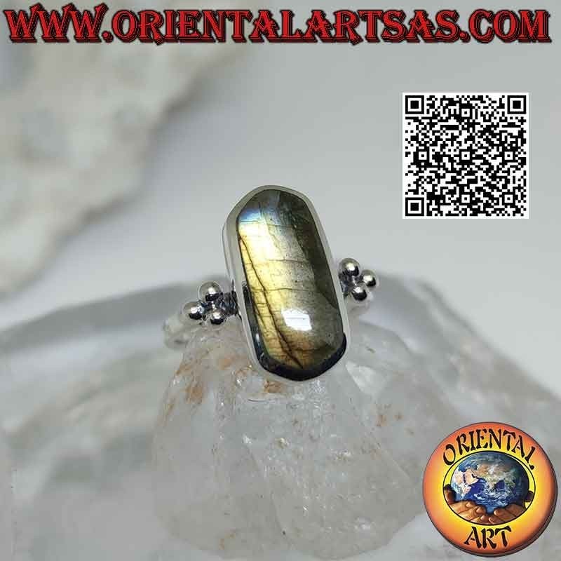 Anillo de plata con labradorita hexagonal alargada en engaste liso con trío de bolas en los laterales