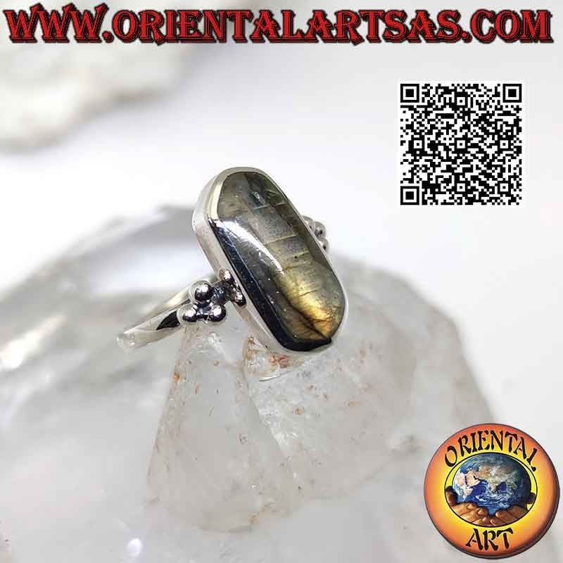 Bague en argent avec labradorite hexagonale allongée sur sertissage lisse avec trio de boules sur les côtés