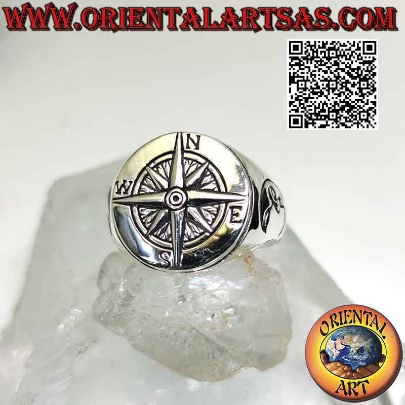 Anillo redondo liso de plata con rosa de los vientos y luna grabada en los laterales