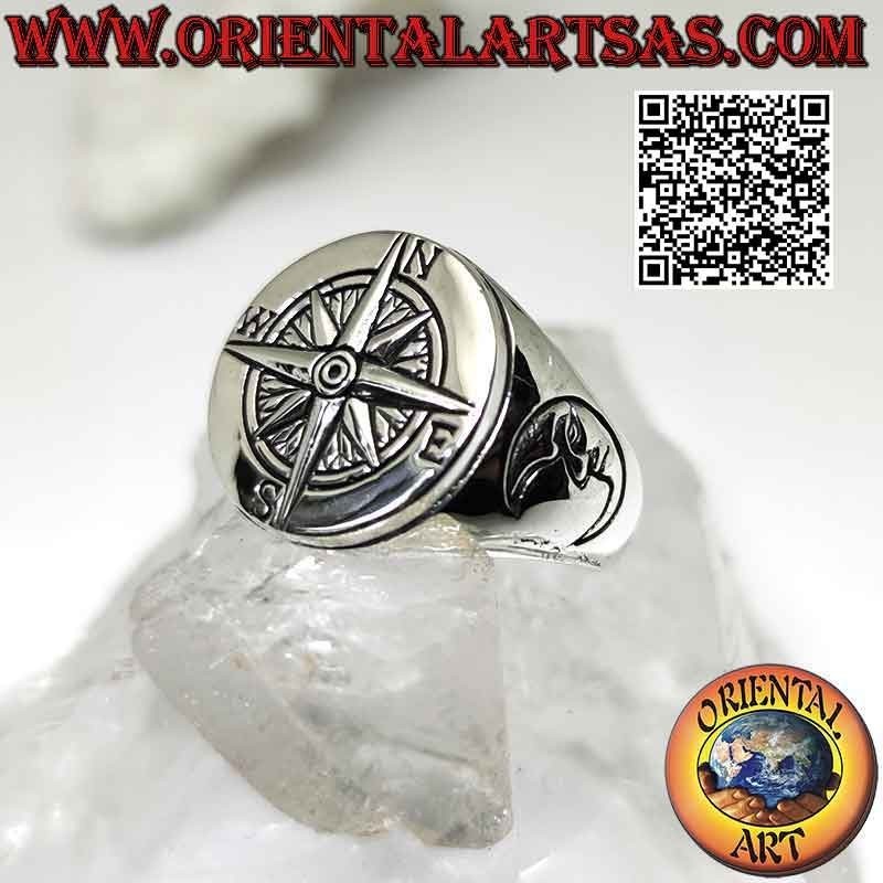 Anello in argento tondo liscio con rosa dei venti  incisa a rilievo e luna sui lati