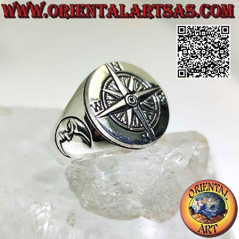 Anello in argento tondo liscio con rosa dei venti  incisa a rilievo e luna sui lati