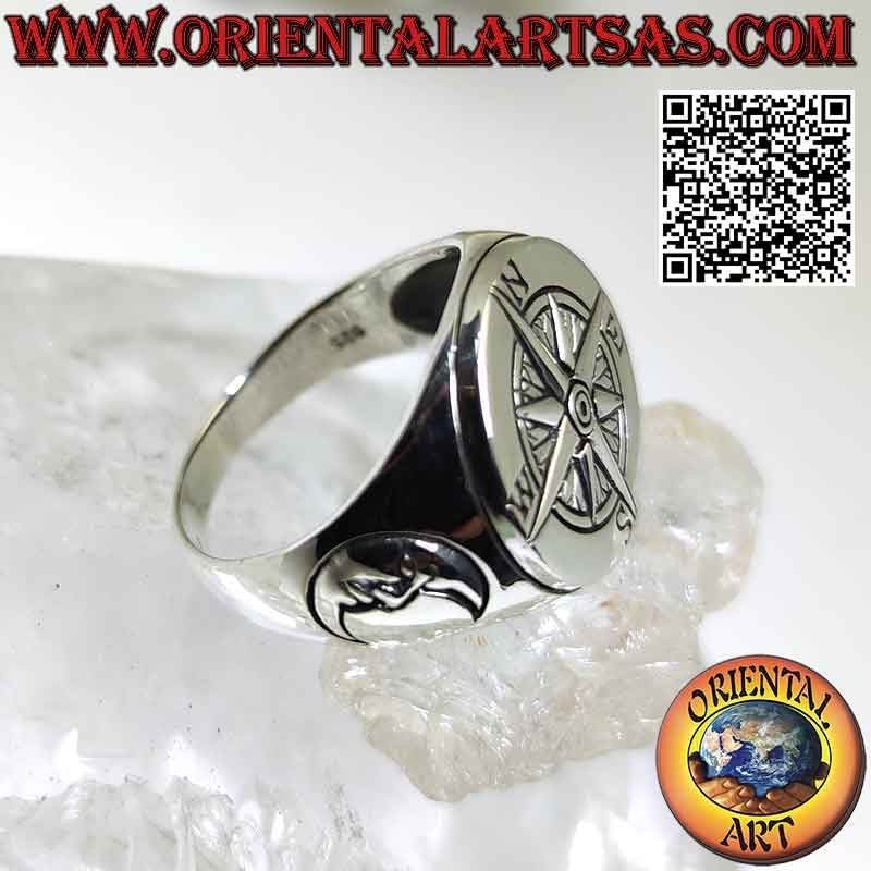 Anillo redondo liso de plata con rosa de los vientos y luna grabada en los laterales