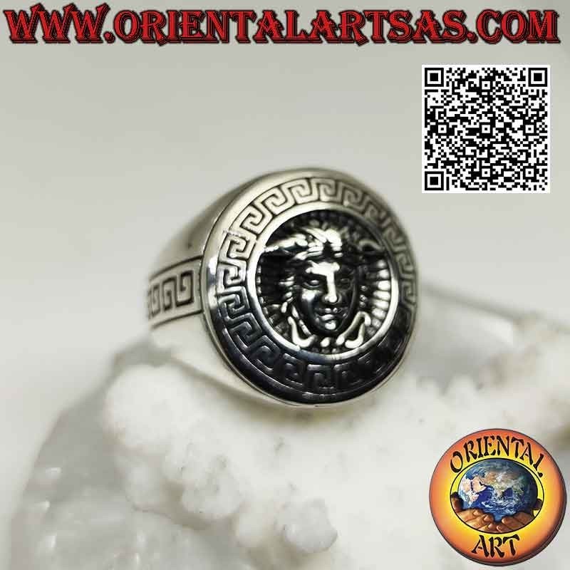 Anillo redondo liso de plata con emblema "Versace" (la mitológica cabeza de Medusa)
