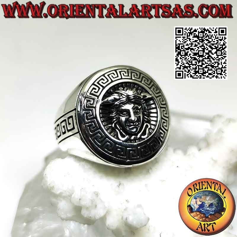 Anillo redondo liso de plata con emblema "Versace" (la mitológica cabeza de Medusa)
