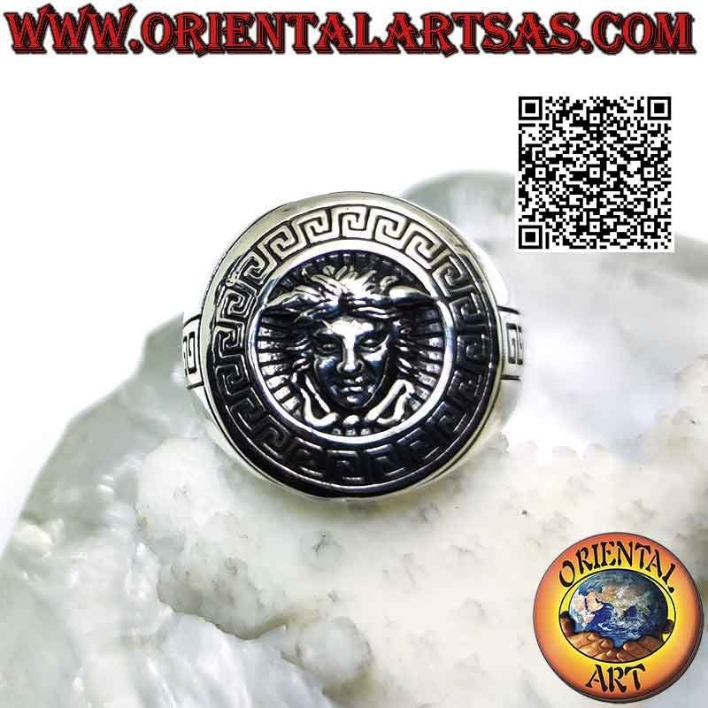Bague ronde en argent lisse avec emblème "Versace" (la tête de Méduse mythologique)