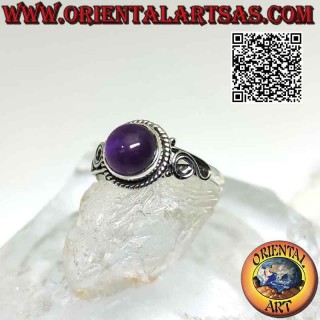 Bague en argent avec cabochon rond améthyste entouré d'entrelacs et spirale sur les côtés