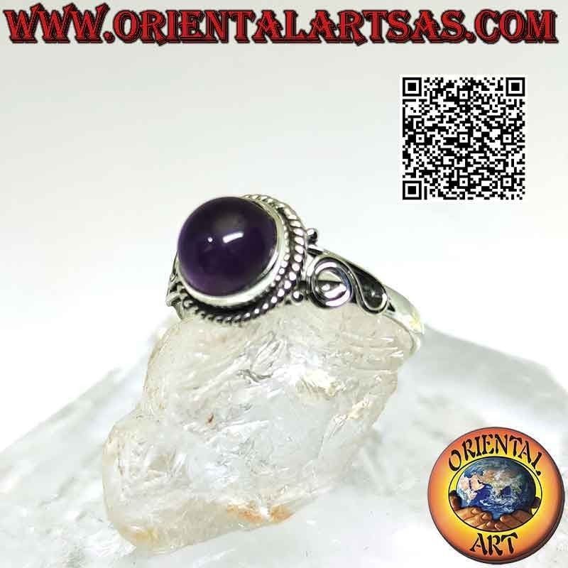Bague en argent avec cabochon rond améthyste entouré d'entrelacs et spirale sur les côtés