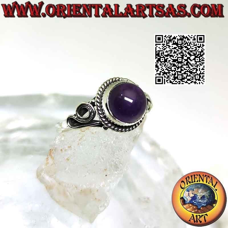 Anello in argento con ametista tonda cabochon contornata da intreccio e spirale sui lati