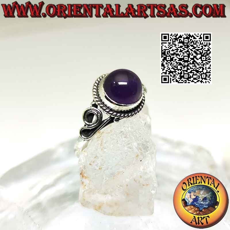 Anello in argento con ametista tonda cabochon contornata da intreccio e spirale sui lati