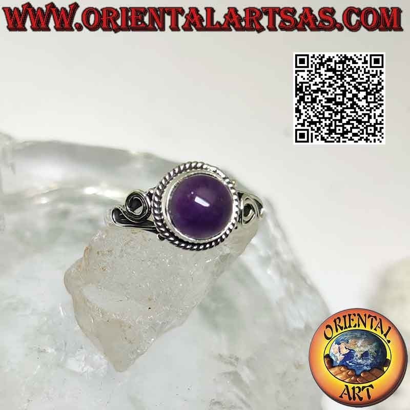 Bague en argent avec cabochon rond améthyste entouré d'entrelacs et spirale sur les côtés