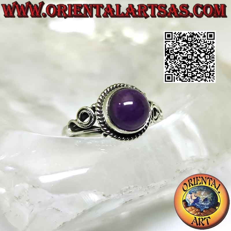 Silberring mit rundem Cabochon-Amethyst umgeben von Verflechtung und Spirale an den Seiten