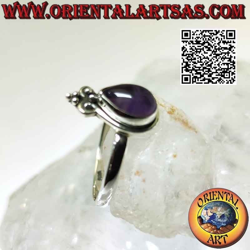 Anello in argento con ametista a goccia cabochon, bordo liscio e giglio a corona