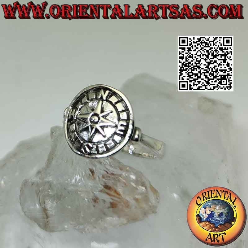 Anello in argento con rosa dei venti a bassorilievo su medaglietta tonda