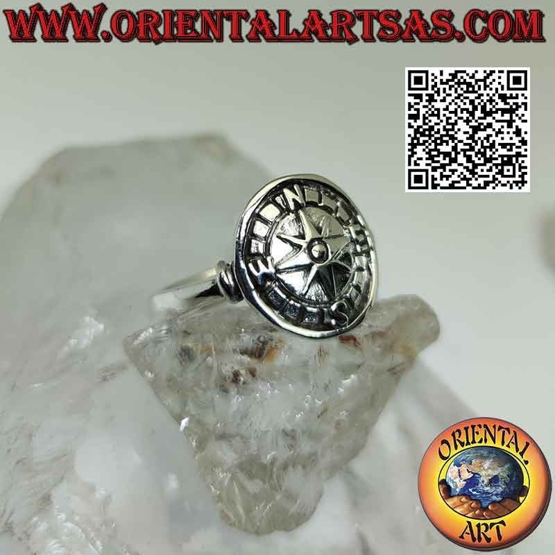 Anello in argento con rosa dei venti a bassorilievo su medaglietta tonda