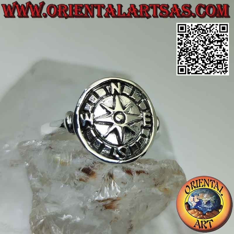 Anello in argento con rosa dei venti a bassorilievo su medaglietta tonda