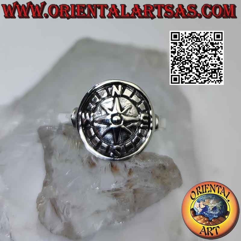 Bague en argent avec rose des vents en bas-relief sur une médaille ronde