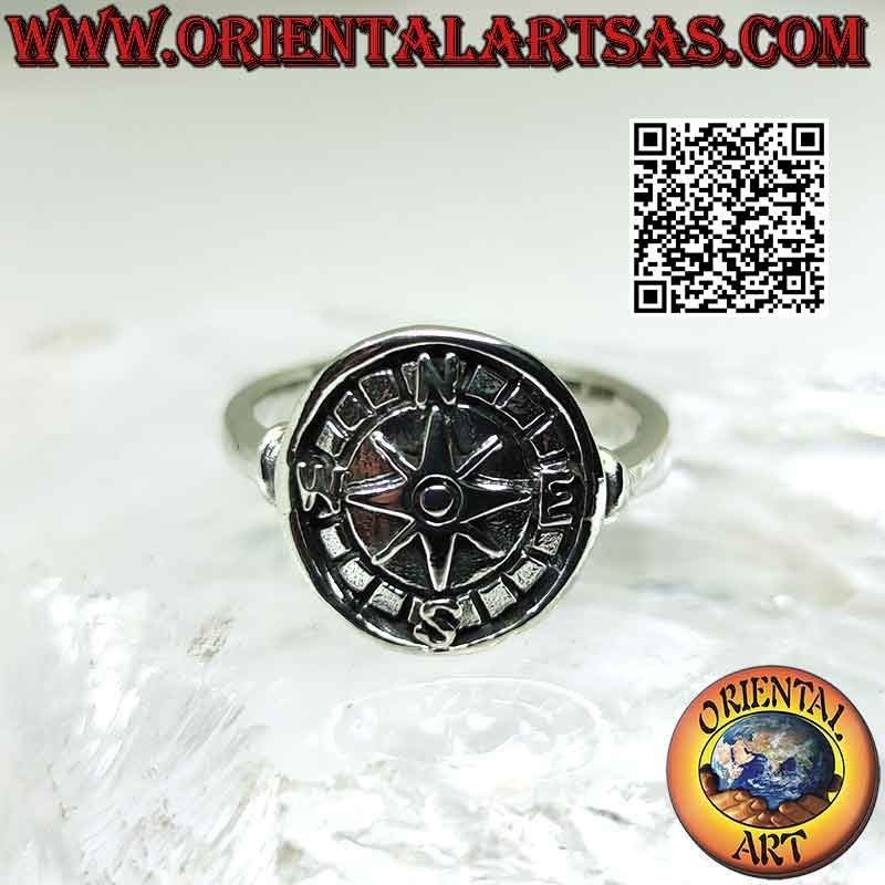 Anillo de plata con rosa de los vientos en bajorrelieve sobre medalla redonda