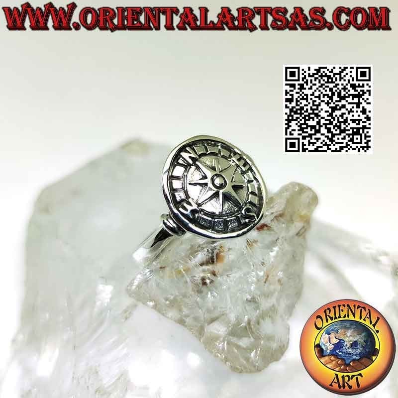 Anillo de plata con rosa de los vientos en bajorrelieve sobre medalla redonda