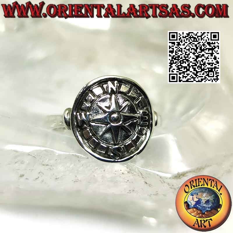 Bague en argent avec rose des vents en bas-relief sur une médaille ronde
