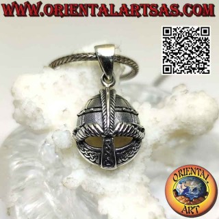Pendentif en argent en forme de casque avec gravures celtiques