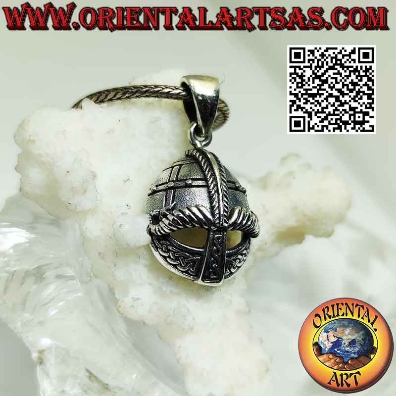 Colgante de plata en forma de casco con grabados celtas