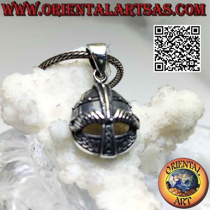 Pendentif en argent en forme de casque avec gravures celtiques