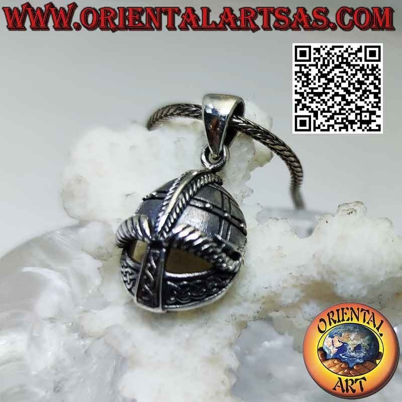 Colgante de plata en forma de casco con grabados celtas