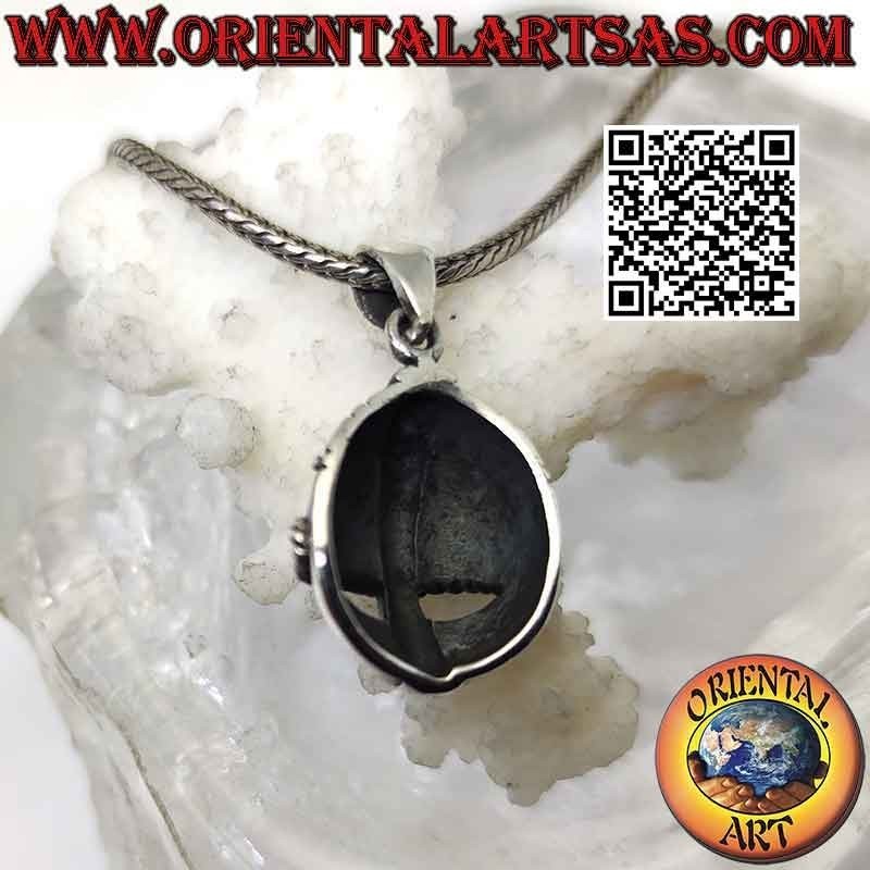 Colgante de plata en forma de casco con grabados celtas