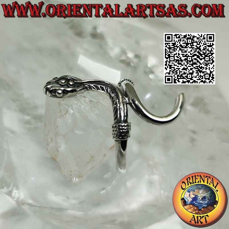 Anillo de plata en forma de serpiente "víbora" en movimiento sinuoso y entrelazándose en la cola
