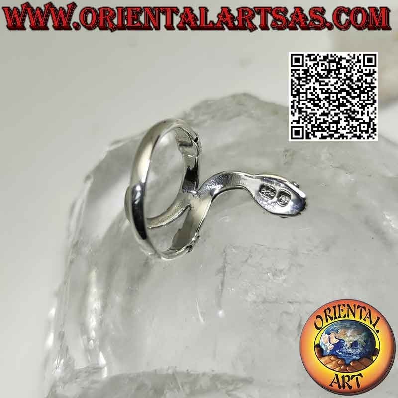 Anillo de plata en forma de serpiente "víbora" en movimiento sinuoso y entrelazándose en la cola