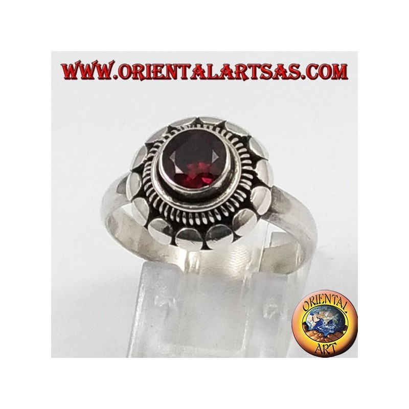 Anello d'argento con Granato naturale sfaccettata tondo