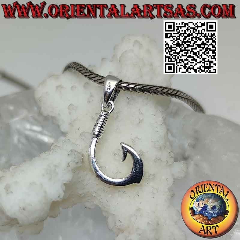 Colgante de plata en forma de anzuelo clásico