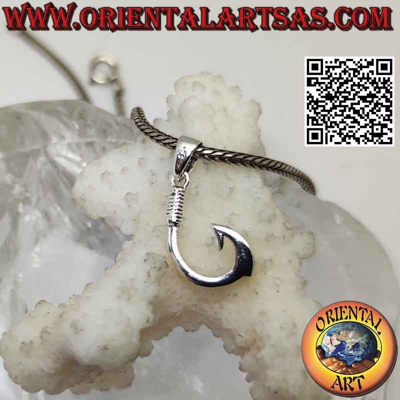Ciondolo in argento a forma di classico amo da pesca